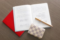 太田さんの仕事かばんの中身。「営業部女子課」でプロデュースした手帳は「目標・結果シート」「やりたいことリスト」などのリストや読み物も充実しており、個人的にも愛用している。